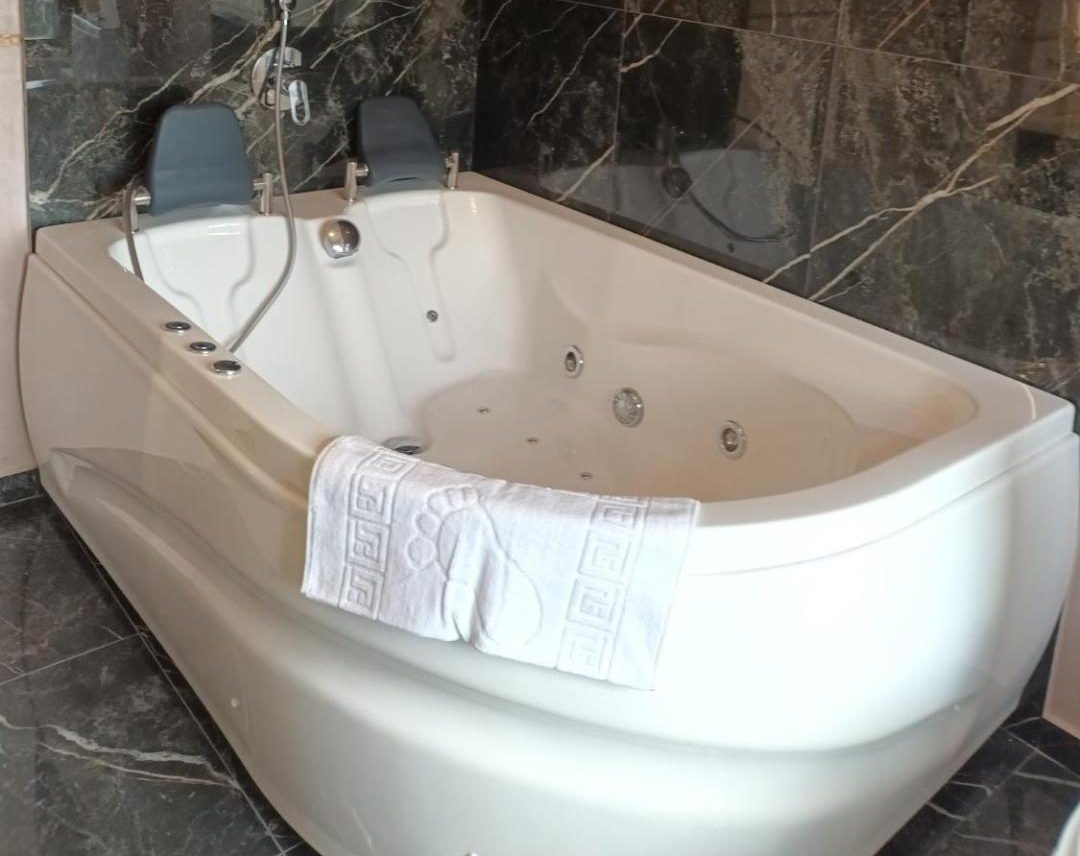 Jacuzzi Aparthotel Cardinale Resort Iaşi